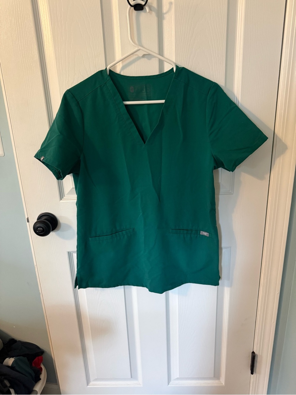 FIGS Casma Three-Pocket Scrub Top – Hunter Green women